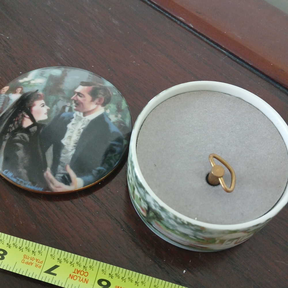 W.S. George fine china "Gone with the Wind" music box from the 1991 collection - Picture 2 of 3